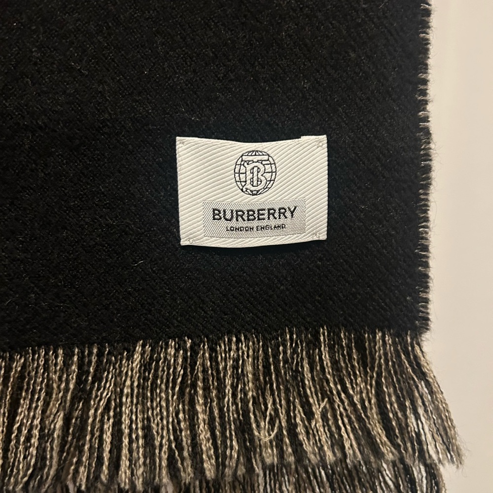 Burberry Men's Scarf in Black and Gray